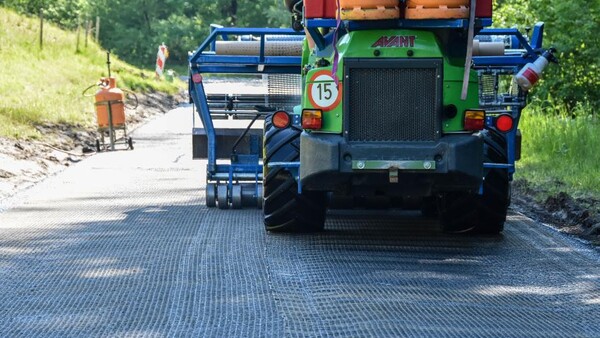 Montaż zbrojenia asfaltowego