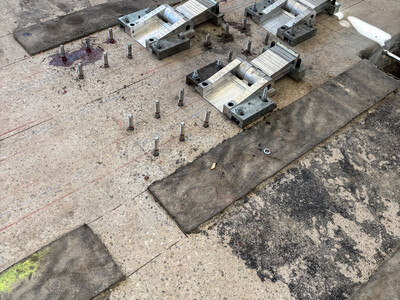 Befestigung der Verankerungen und Klemmen für die vorgespannten Lamellen.